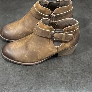 NWOB Clarks Women's Charlten Rae Booties Brown Size 6M